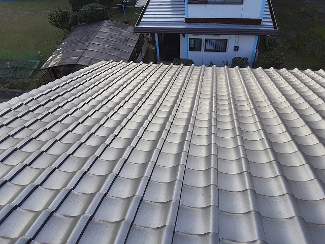 瓦の歪みを確認